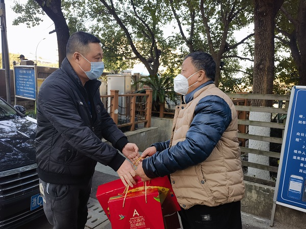 龙湾公司党委书记张春蕾节前走访慰问省劳模、退休老职工