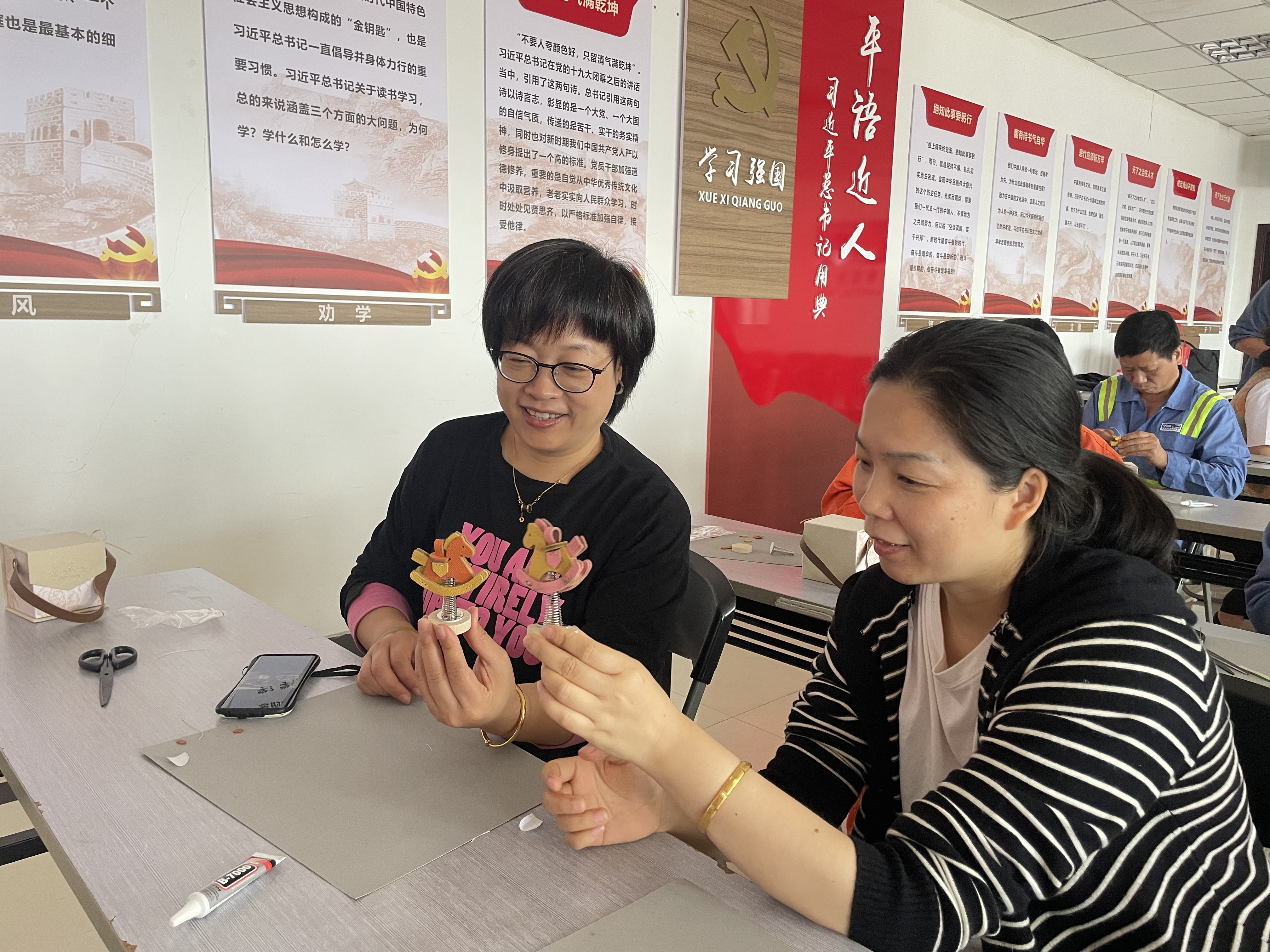 送教下基层--温州港集团在下属龙湾公司举办皮具制作课程