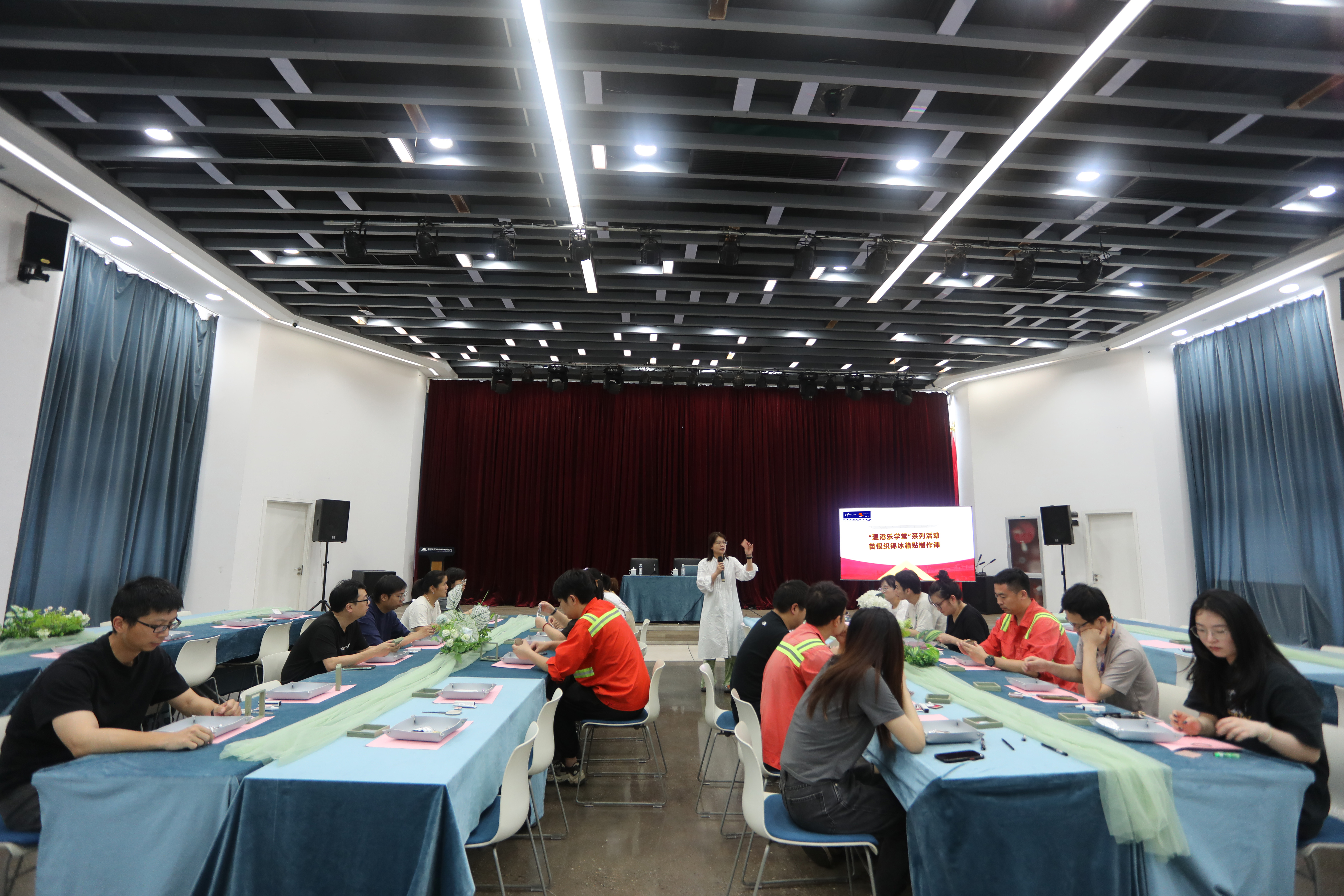 银丝起舞 匠心传承—— 苗银织锦冰箱贴DIY活动 温港乐学堂送教下基层