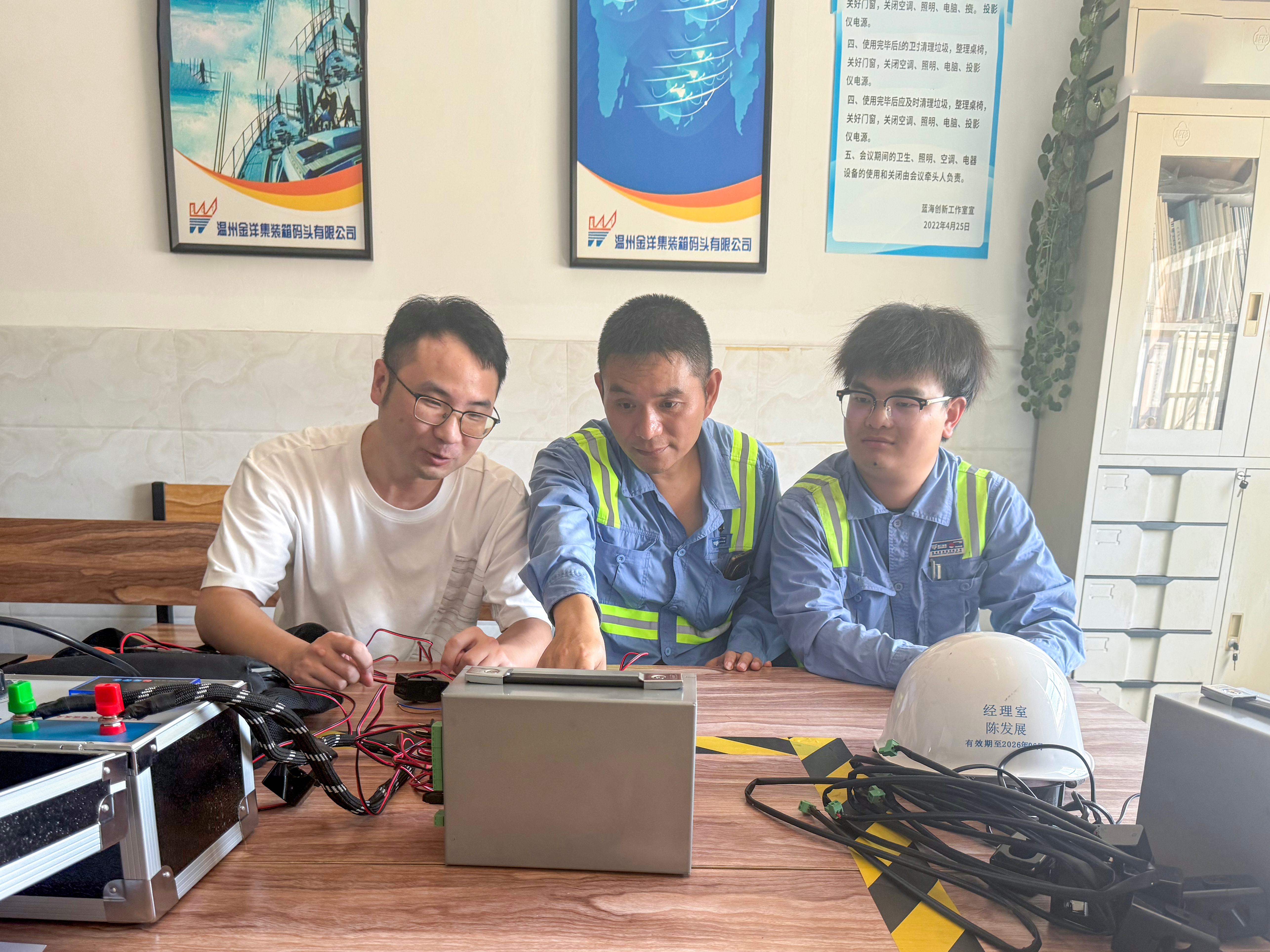 蓝海创新工作室成功研制大型机械双机监测预警仪