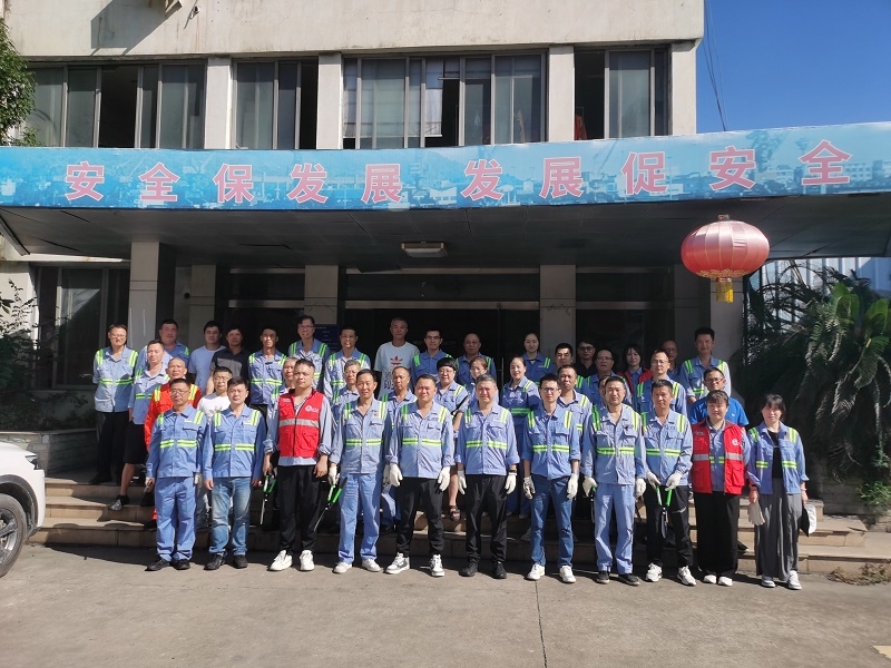 龙湾公司开展“金秋除草靓港区,同心献礼庆华诞”志愿服务活动