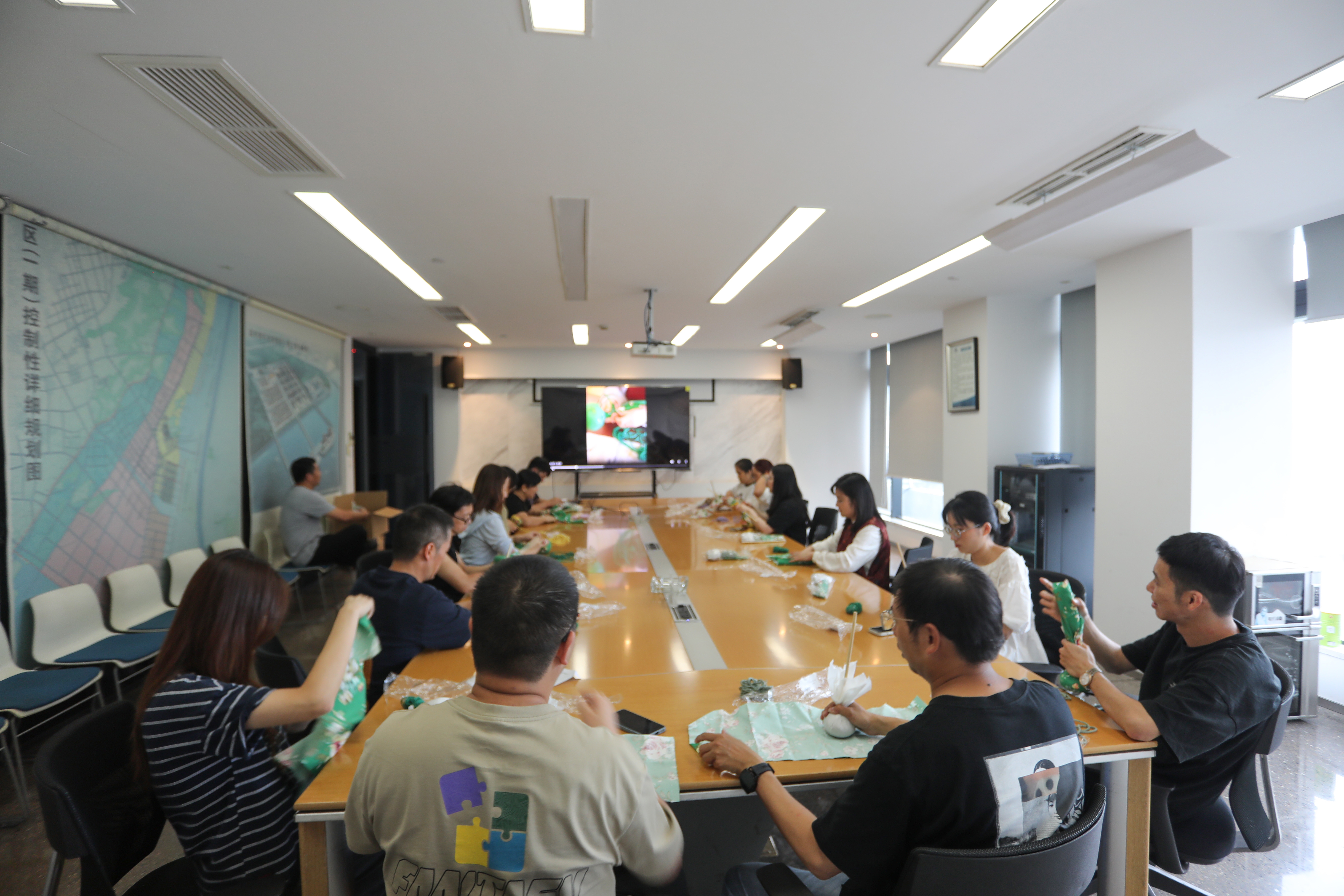 巧手制艾锤 浓情庆双节 ——乐清湾公司开展双节主题活动