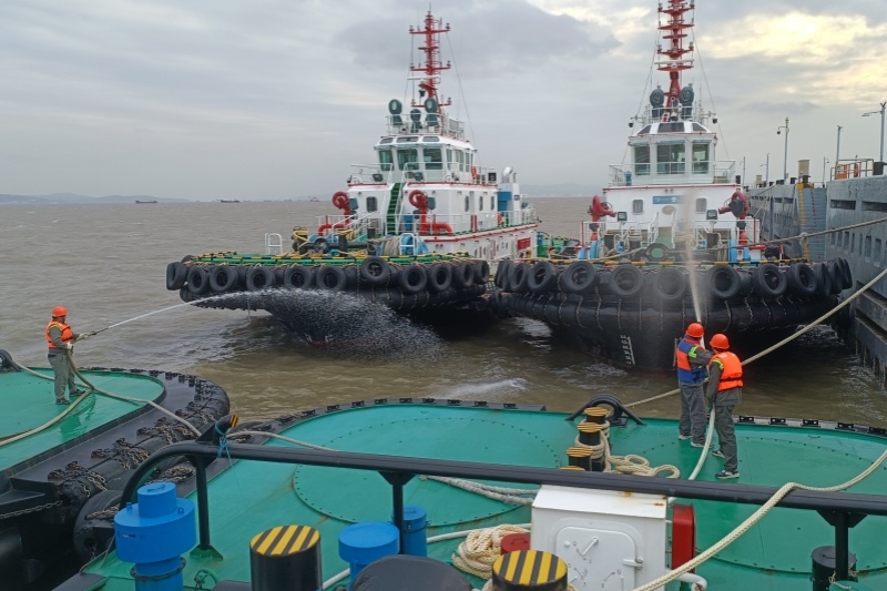 船岸联合应急演习，织密水上“消防网”