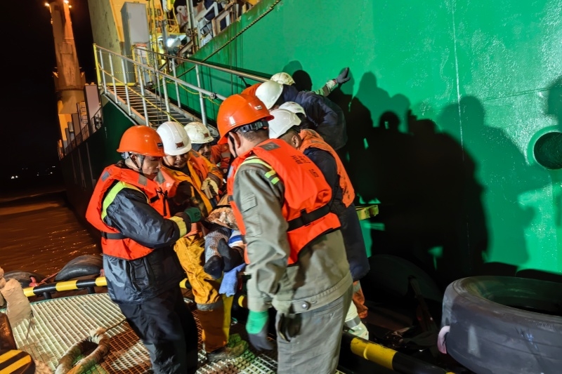 6小时海上生命接力！温州港拖轮深夜救助外轮伤员