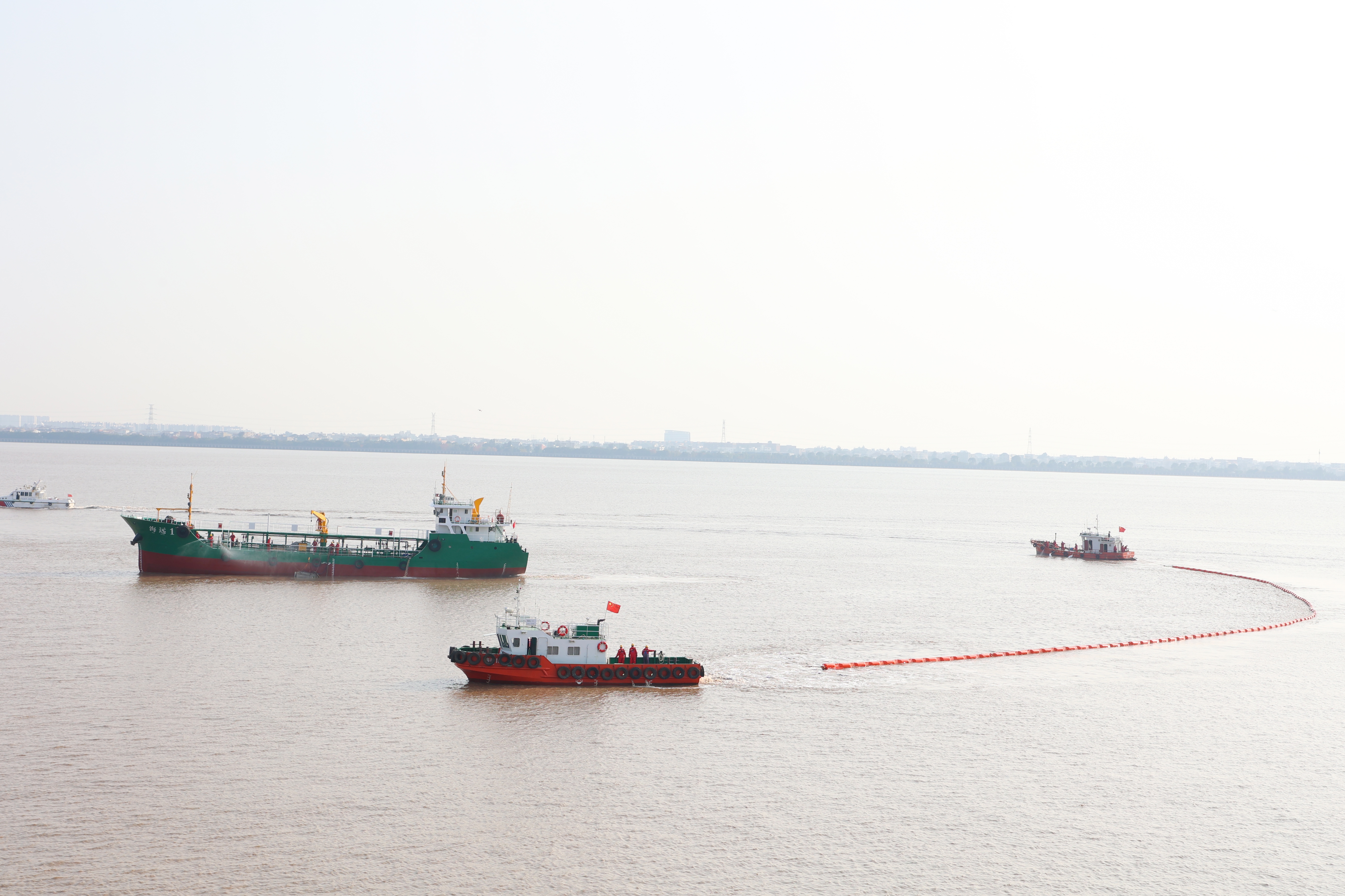 温州港集团成功举办联防体处置船舶溢油应急联合演习