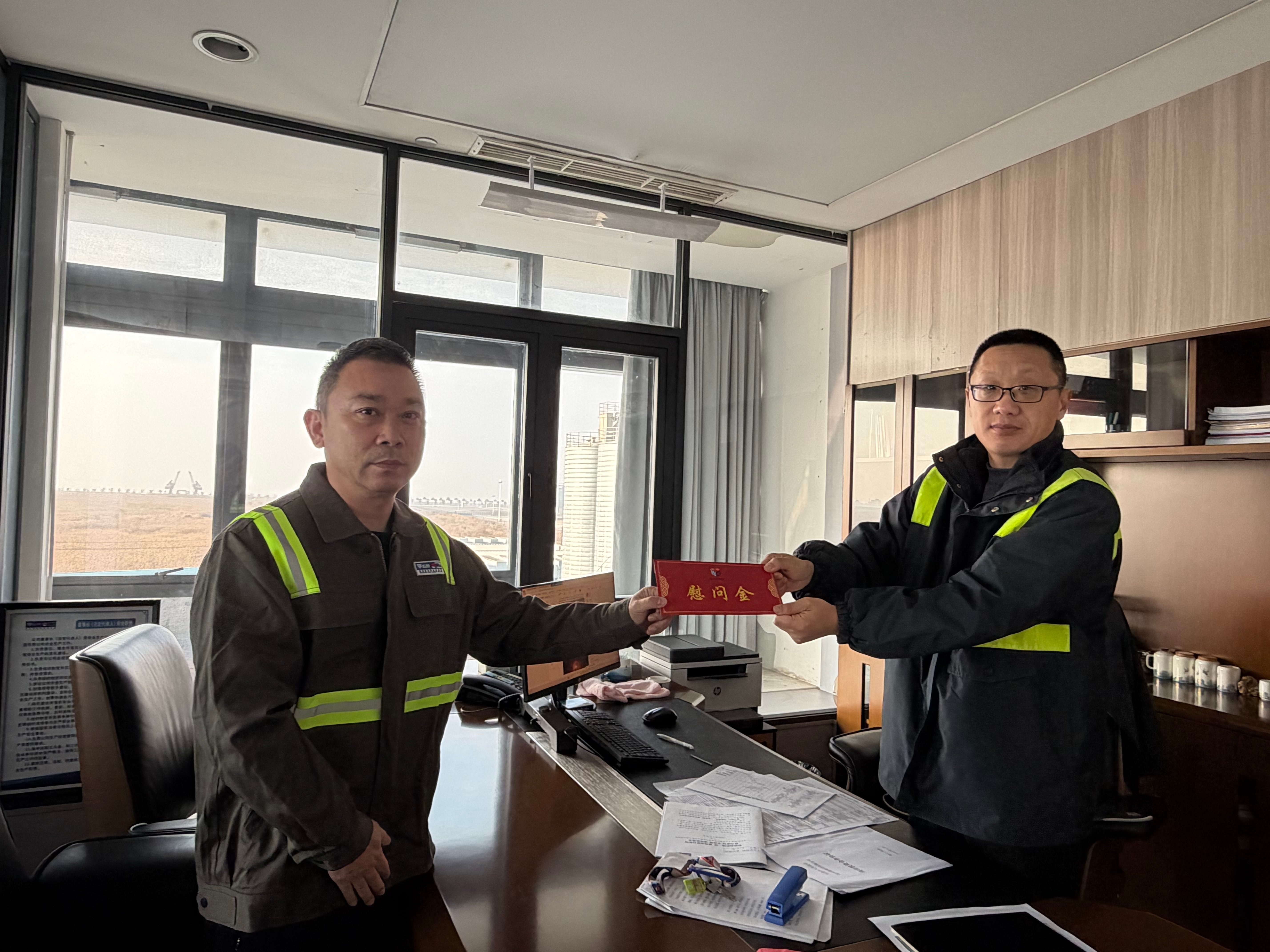 心系劳模 温暖相伴 ——乐清湾公司开展春节劳模慰问