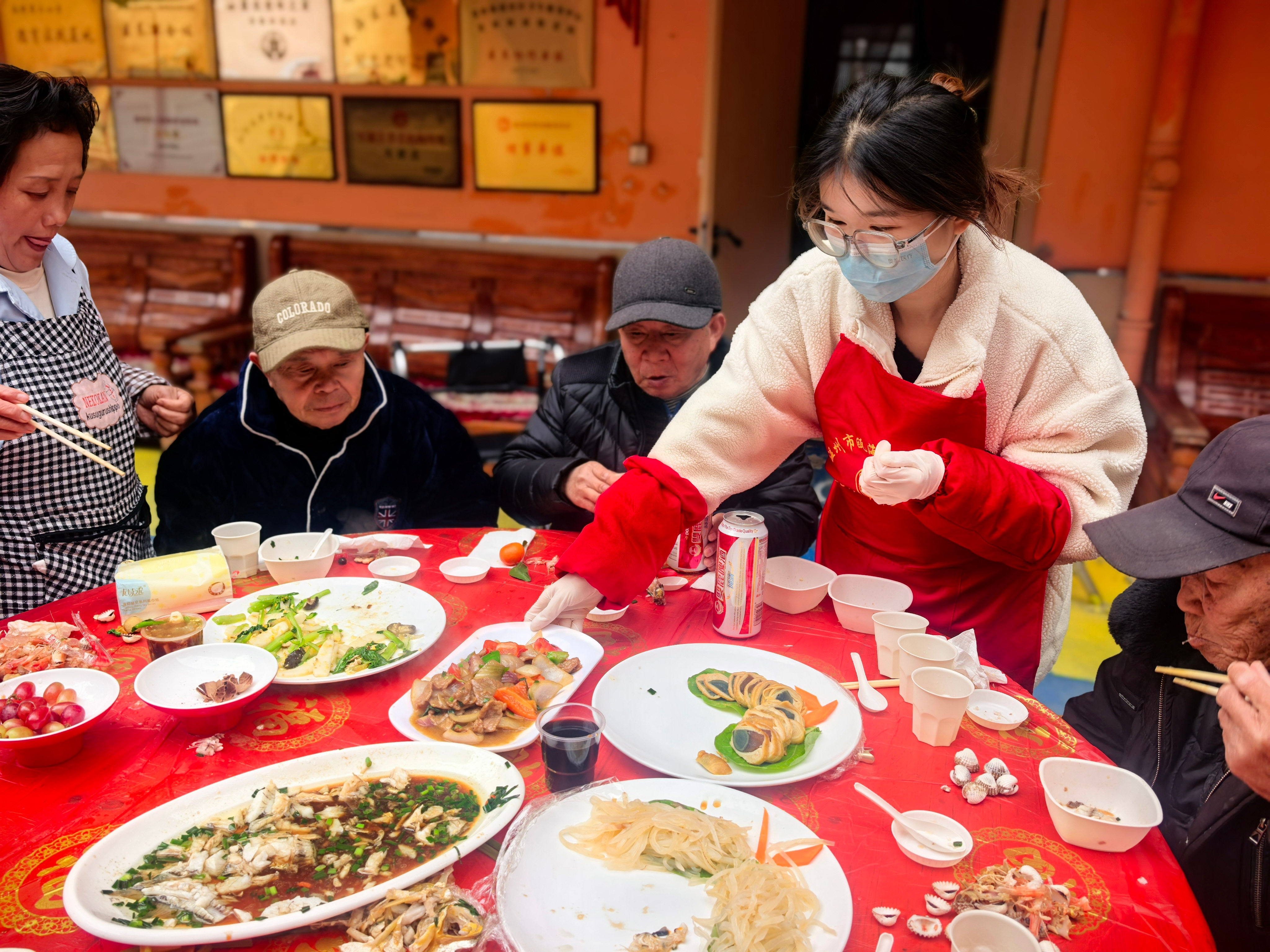 青年志愿暖桑榆 爱心午餐传真情