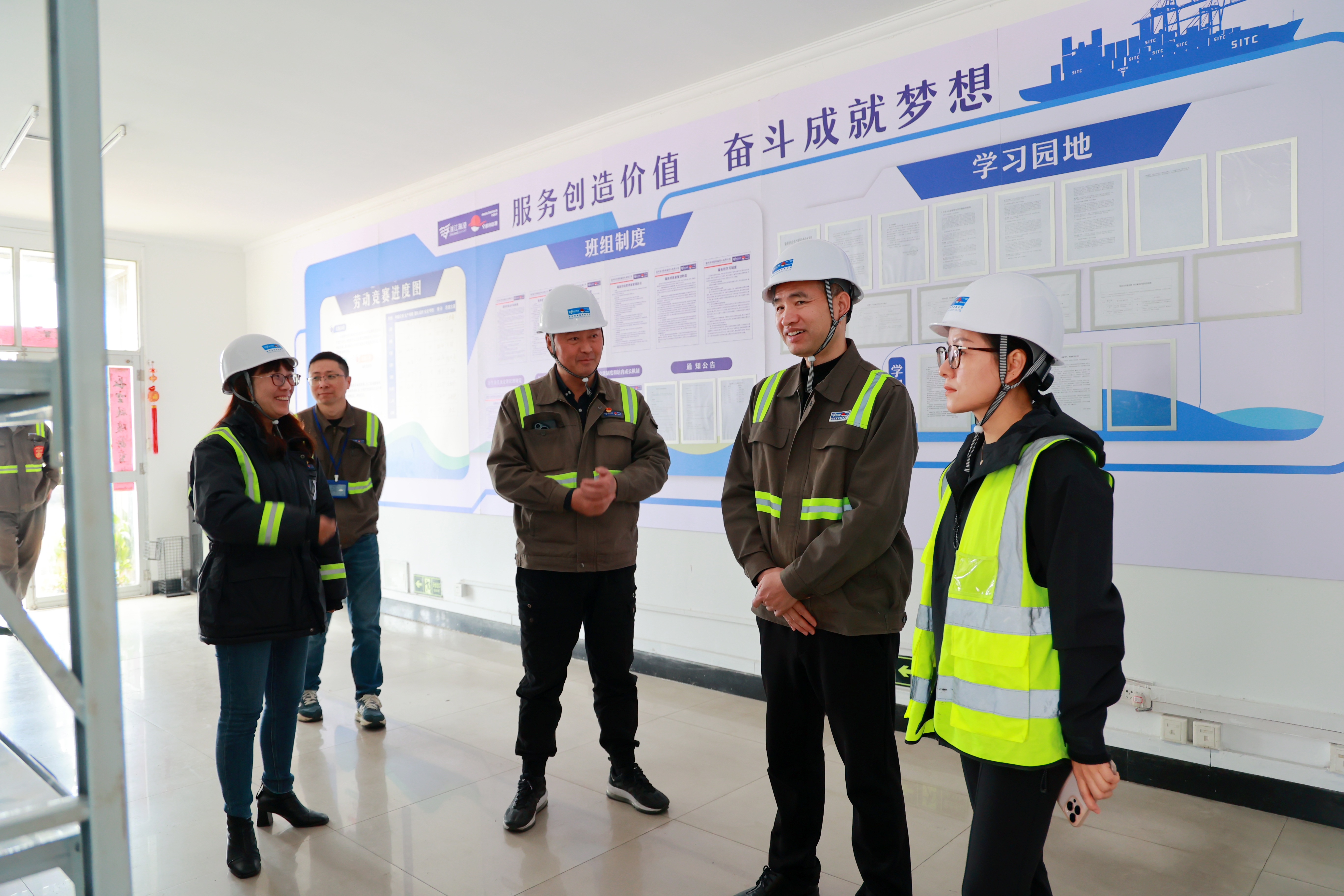 温州港集团党委副书记、工会主席黄兆林赴金洋公司实地检查文明港区建设工作