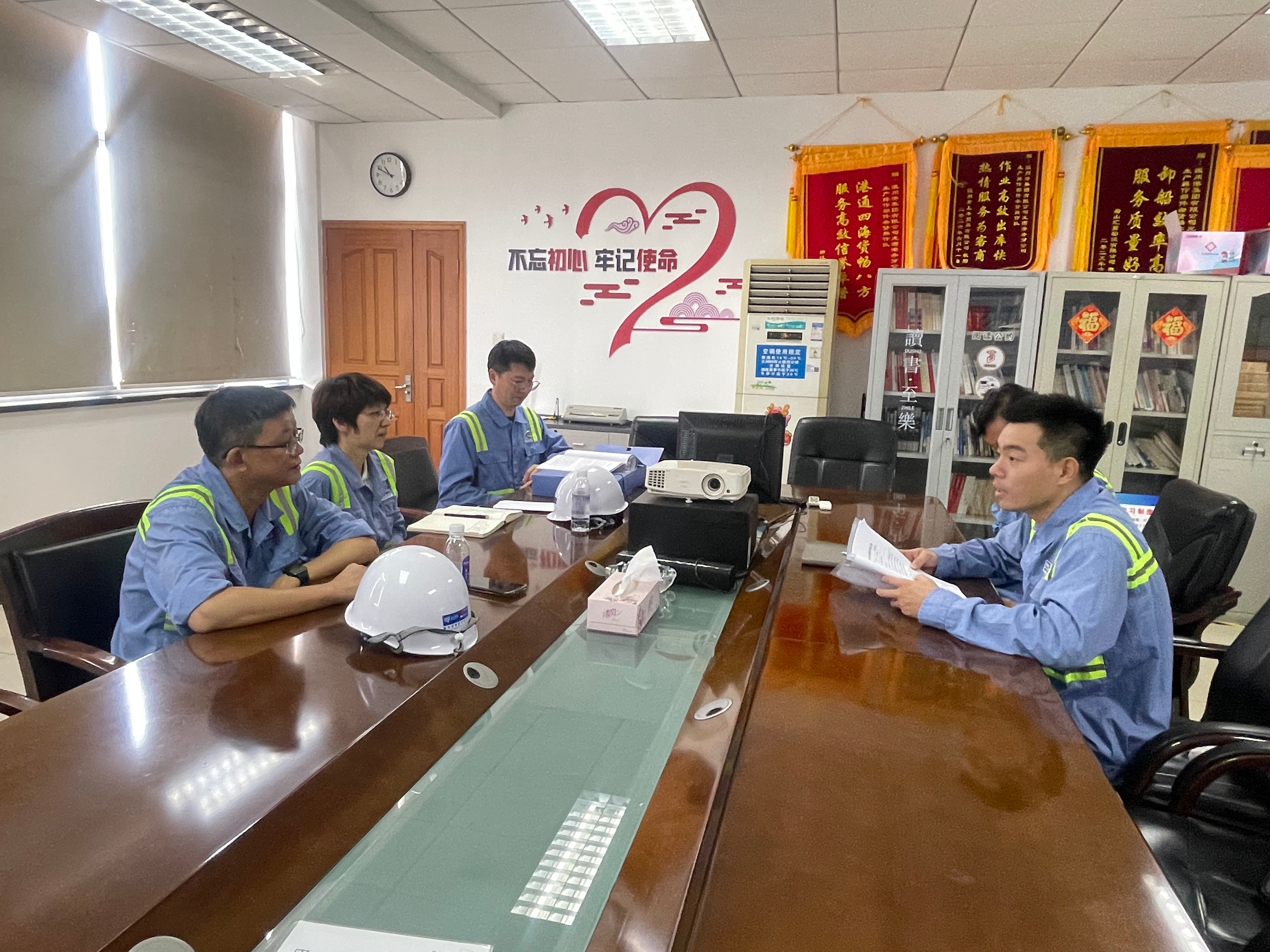 温州港集团工会赴龙湾公司开展2026年度班组年中考评
