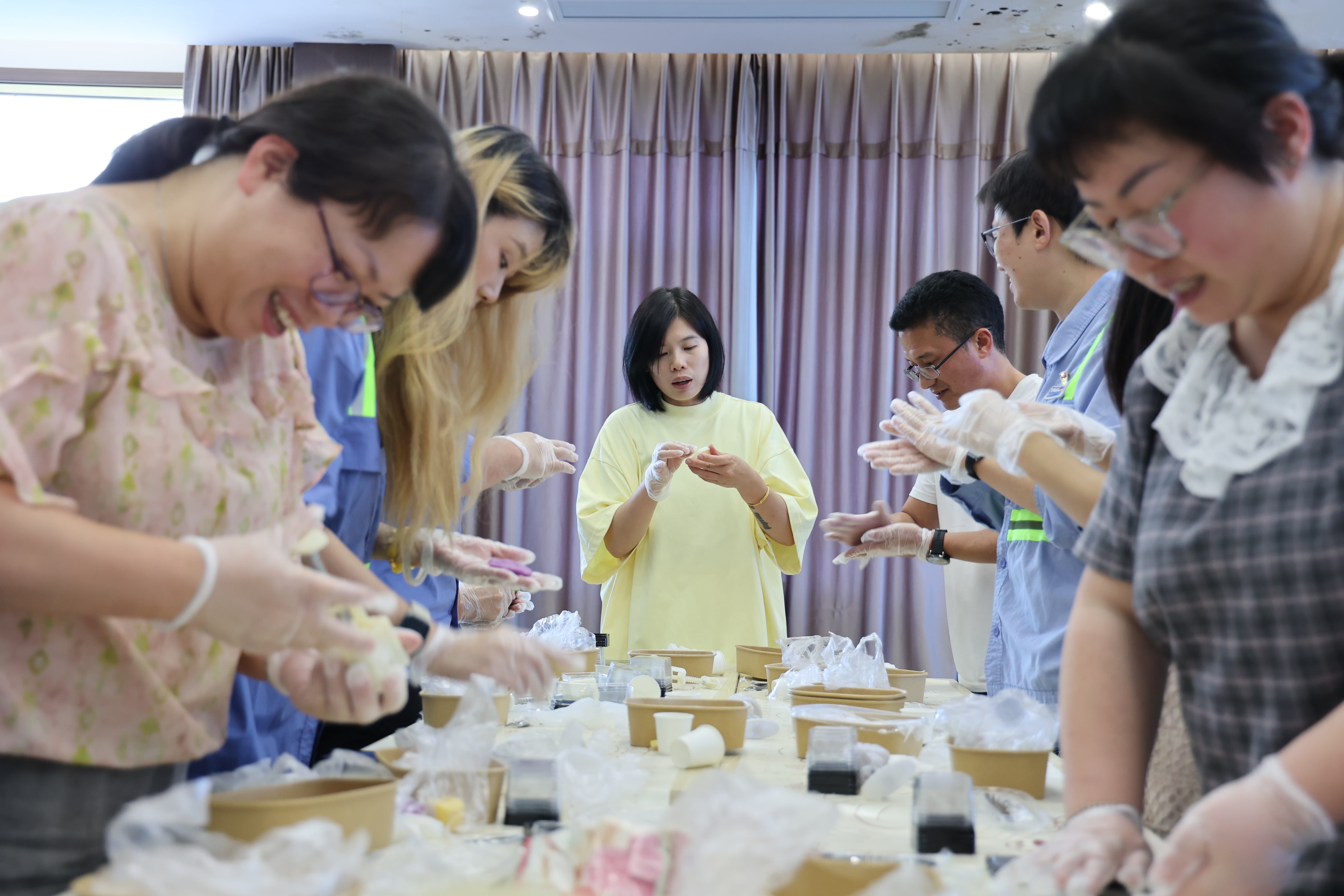 金洋公司工会开展“巧手迎中秋”手工制作活动